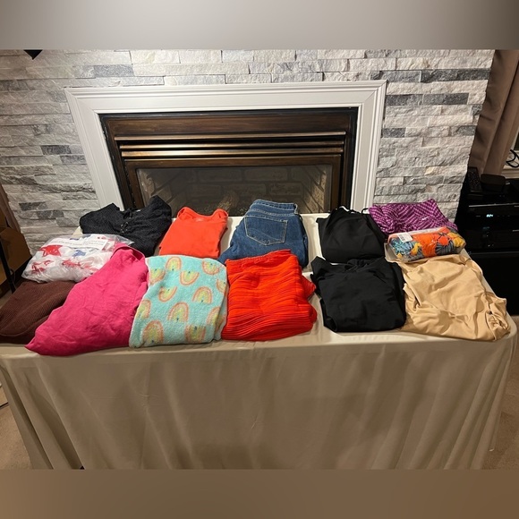 💥 Lot of 12 Women's Clothing - Sizes S & M | Reseller Box Bundle | NWOT & Pre-O - Picture 1 of 15